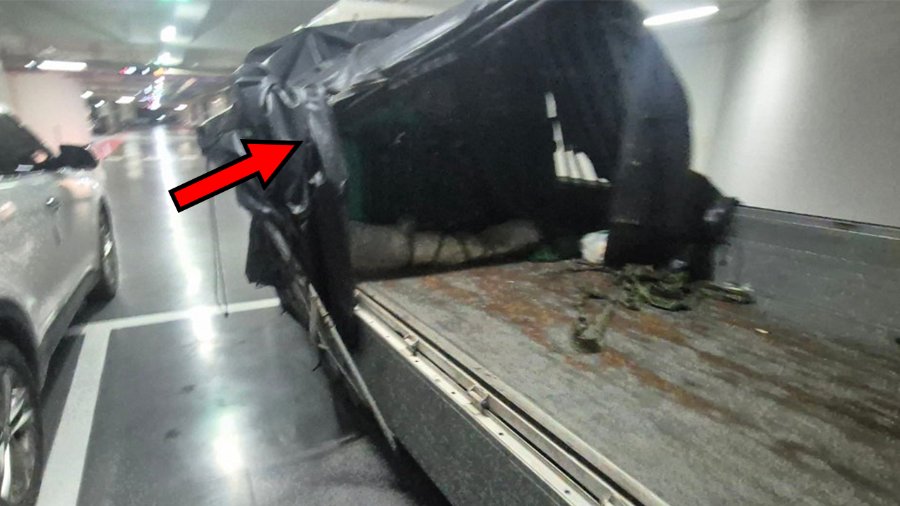 지하실 천장에 걸린 타사 호루